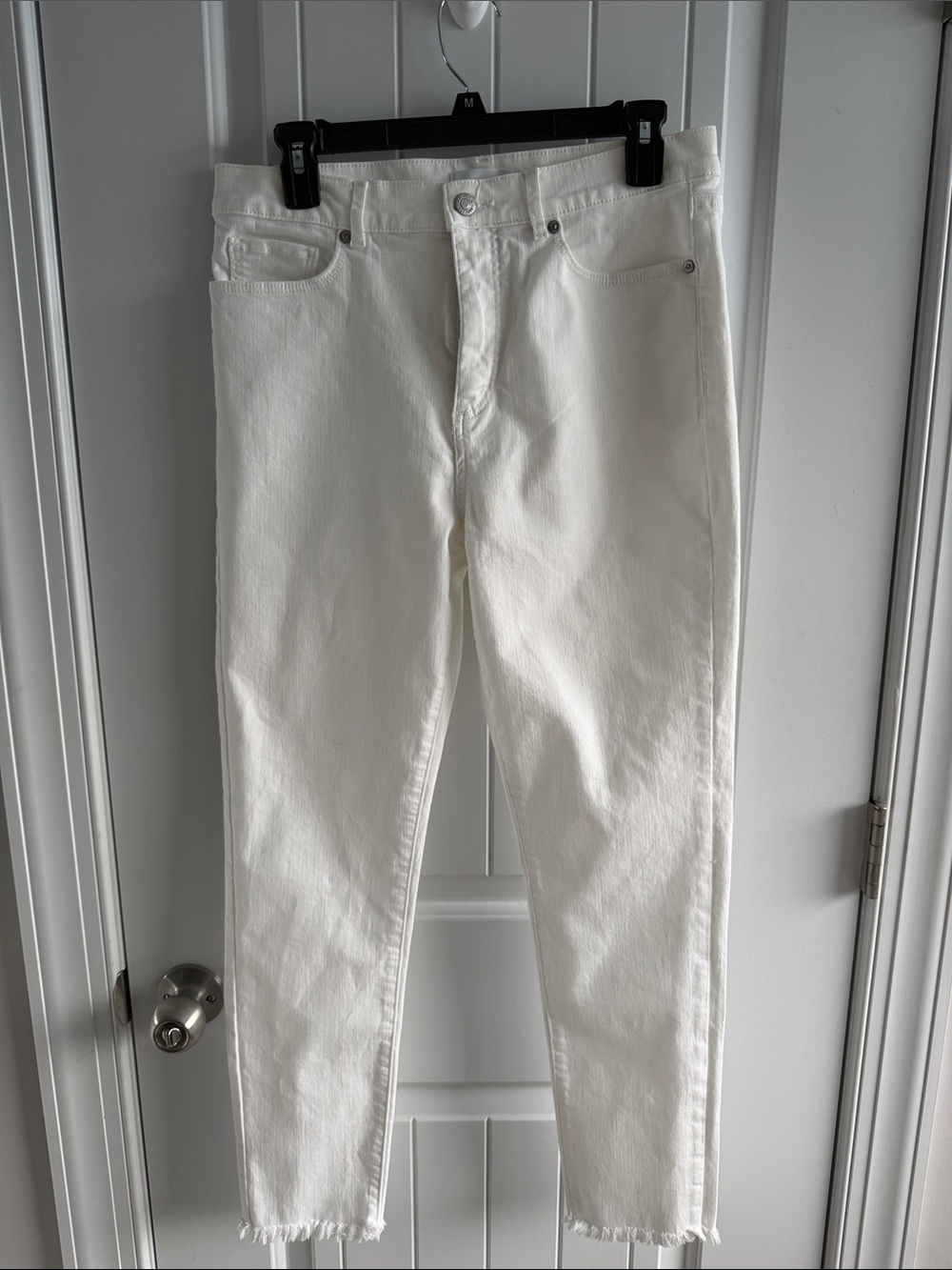 Loft Women White Skinny Jeans.  Well taken care of Size 8